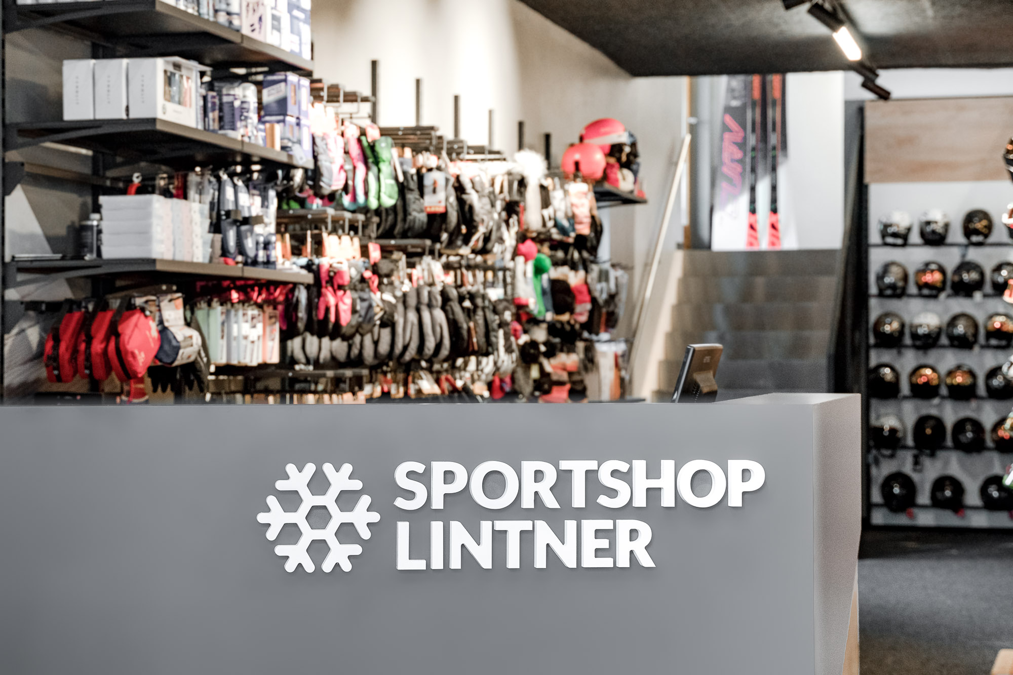 Sportshop Lintner Theke mit Logo